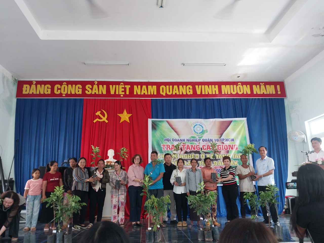 Sáng ngày 08 tháng 8 năm 2024 làm Lễ trao tặng cây ăn quả cho hộ nghèo, hộ cận nghèo theo Chương trình MTQG, giẩm nghèo bền vững 